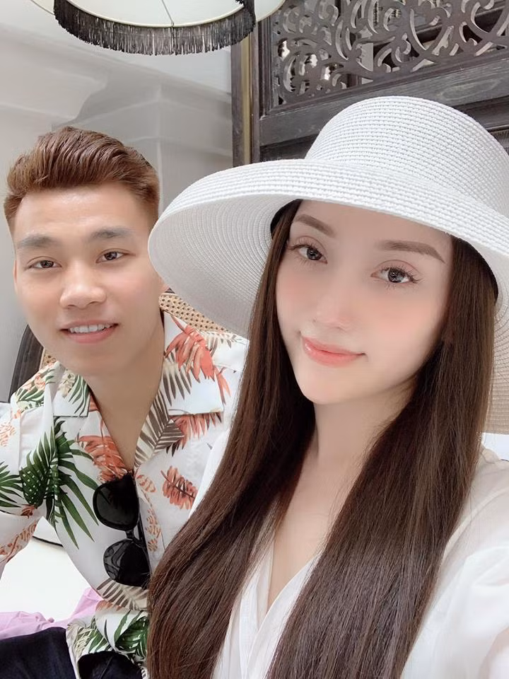 Cặp đôi thường xuyên đăng tải hình ảnh tình cảm, ngọt ngào lên trang cá nhân.