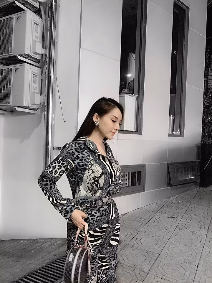 Trên trang cá nhân của mình, ngoài việc bày bán những mặt hàng mình kinh doanh thì Bảo Trân còn thường xuyên khoe dáng trong những bộ đồ từ sang chảnh đến quyến rũ.