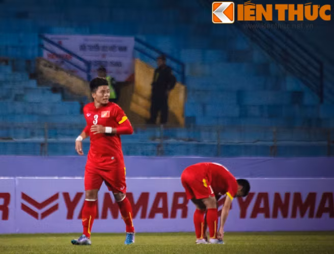 Nhưng cũng chẳng phải chờ lâu, CĐV trên sân Hàng Đẫy đã có dịp ăn mừng bằng bàn thắng gỡ hòa của hậu vệ Mạnh Hùng sau một pha lên tham gia tấn công của cầu thủ thuộc biên chế của CLB SLNA.
