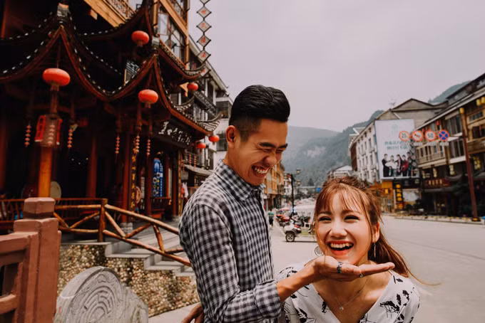 Được biết trước khi xác định đến đám cưới, cặp vợ chồng 9X đã có hai năm tìm hiểu đối phương. Nếu Thanh Vân ấn tượng với sự chín chắn, chững chạc của người chồng hơn mình một tuổi thì Quang Huy bị nửa kia thu hút bởi chiếc mũi cao.