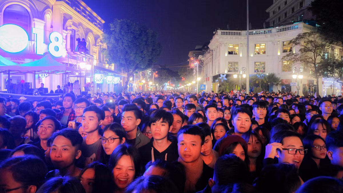 Lễ hội đếm ngược chào đón năm mới vài năm trở lại đây là món ăn tinh thần không thể thiếu của các bạn trẻ Việt Nam tại các thành phố lớn trong đó có Hà Nội. Hòa trong tiếng nhạc điện tử sôi động, cùng sân khấu được đầu tư hoành tráng, các giới trẻ Hà thành đã có những phút giây bên nhau đón năm mới 2018 đầy ý nghĩa.