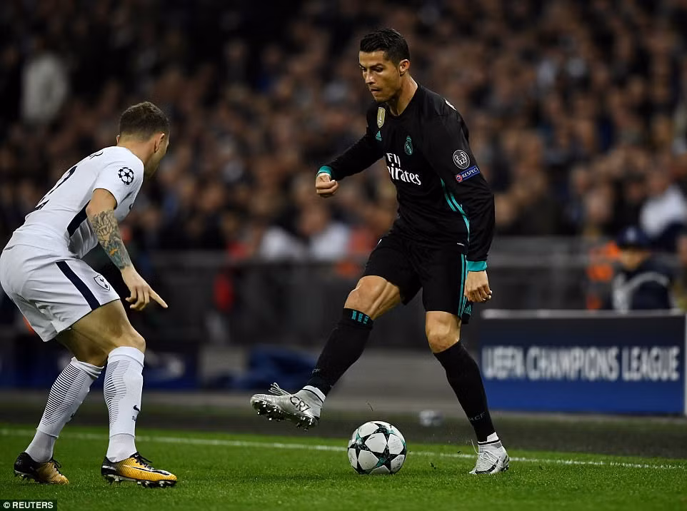 Ronaldo không muốn kéo dài hợp đồng: Trả lời phỏng vấn tin chuyển nhượng cầu thủ trên kênh BeIn Sports ngay sau trận thua Tottenham 1-3 rạng sáng nay, Cris Ronaldo đã thẳng thừng nói anh không muốn gia hạn cho bản hợp đồng còn 4 năm với Real. Ảnh: Reuter