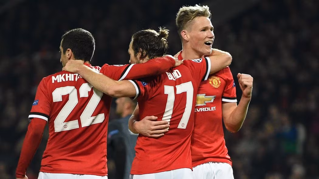 Fan M.U tin Mourinho đã tìm thấy “Carrick mới”. Cầu thủ của đội trẻ M.U được Mourinho trao cơ hội đá với Benfica ở Champions League và chơi rất hay trong vai trò tiền vệ trung tâm. Phong độ ấn tượng của McTominay khiến các fan United tin rằng họ đã có người kế nhiệm xứng đáng Michael Carrick trong tương lai.