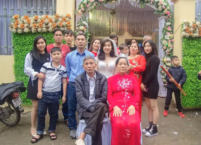 Tuy nhiên, việc check-in khắp thế giới thôi chưa đủ, công cụ photoshop còn phát huy sức mạnh của mình ở những buổi họp gia đình, họp lớp... nếu chẳng may có thành viên nào vắng mặt thì cũng không phải lo luôn.