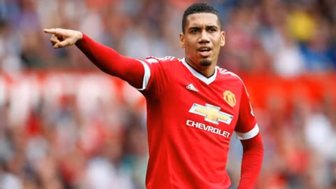 Chris Smalling hết đường ở lại M.U: Theo tờ The Express, sau một mùa giải chơi rất thiếu ổn định và hay gặp chấn thương, Chris Smalling gần như sẽ không có cơ hội được ở lại M.U sang mùa sau. Với việc M.U có thể mua lại Michael Keane từ Burnley, Smalling cùng với Luke Shaw và Phil Jones dự kiến sẽ bị “trảm” khỏi đội hình Quỷ đỏ. Ảnh: Goal