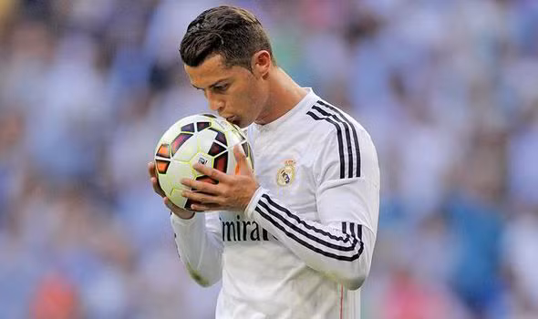 Năm 2016 là năm vô cùng thành công với cá nhân Cristiano Ronaldo khi anh cùng Real Madrid vô địch UEFA Champions League, FIFA Club World Cup và trên phương diện ĐTQG, anh cùng ĐT Bồ Đào Nha đã lên ngôi vương tại Euro 2016. Ảnh: Daily Mail.