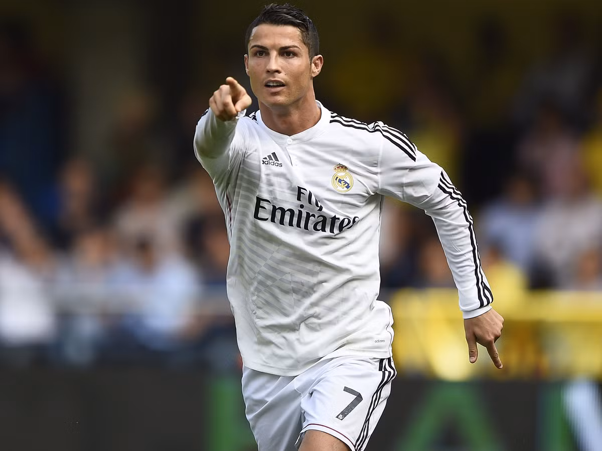 Cristiano Ronaldo ở tuổi 31 vẫn là cỗ máy ghi bàn khủng nhất nhì thế giới trong những năm qua. Mỗi mùa giải cầu thủ này đóng góp từ 35 đến 40 bàn thắng cho CLB Real Madrid trên mọi đấu trường. Ảnh: Mirror.