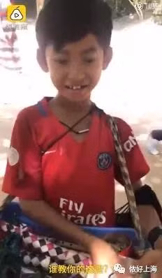 Tuy nhiên, các bé chỉ có thể giao tiếp chứ không thể viết được và theo nhiều người đó là tiếng "bồi". Nhưng với sự chịu khó học hỏi và giao tiếp với người nước ngoài thì khả năng đó của các bé là điều vô cùng đáng quý và cũng vì kế mưu sinh của chúng.