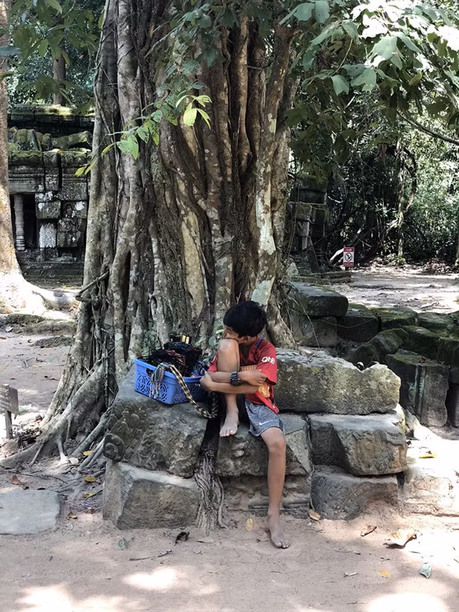 Mở đầu đoạn clip, cậu bé bán hàng rong Campuchia đến mời Venus mua hàng bằng tiếng Anh, ngạc nhiên vì một cậu bé bán hàng rong có thể nói ngoại ngữ trôi chảy nữ blogger du lịch đã mạnh dạn đặt vấn đề "Em còn nói được tiếng nước nào nữa không?".