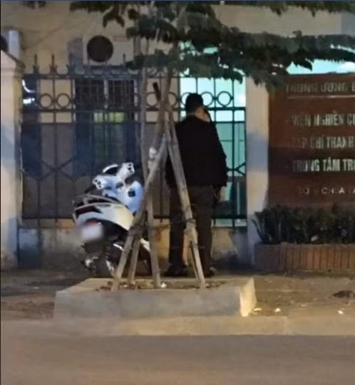 Theo nhiều người có mặt trên phố Chùa Láng cho biết, thời gian cặp đôi hôn nhau giữa đường kéo dài suốt gần 2 tiếng. Những người buộc phải xem cảnh "đau mắt" này đó là những người dân đang ngồi ở các hàng quán và nhà dân sinh hoạt ở gần đó. Mới đầu ai cũng tưởng cặp đôi này vì không nỡ rời xa nhau nên mới nán lại dành cho nhau những cử chỉ thân mật và vài cái hôn tạm biệt. Nhưng đến 2 giờ sau cặp đôi vẫn ở đó và vẫn "môi kề môi".