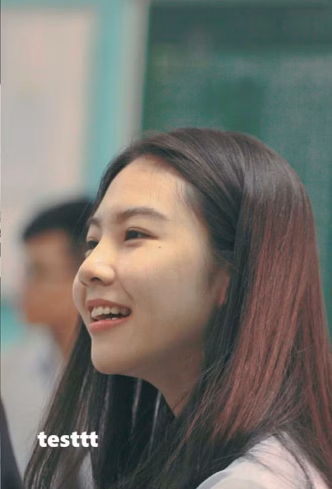 Không chỉ có vẻ ngoài thu hút, Thủy Tiên còn có thành tích học tập đáng nể. Cô bạn là học sinh giỏi 11 năm liền, riêng học kỳ 1 vừa rồi cô nàng vừa đạt học sinh giỏi và xếp hạng 3 trong lớp.