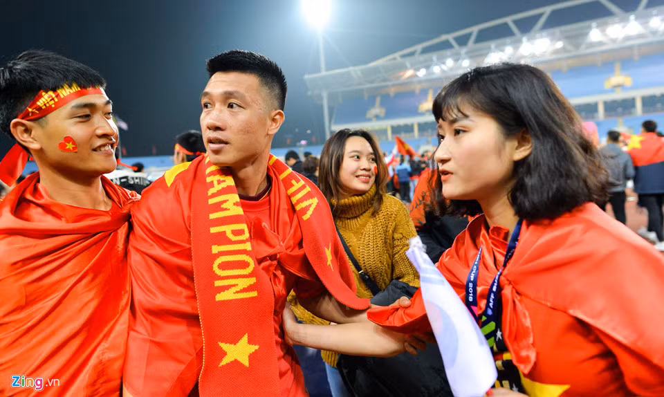Thùy Dương, bạn gái Huy Hùng nắm chặt tay cầu thủ này khi người hâm mộ liên tục đến xin chụp ảnh chung.