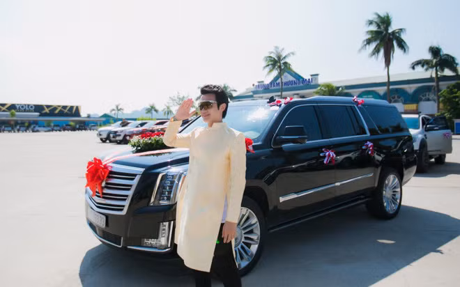 Bên cạnh đó, 16 chiếc xe bán tải chở mâm lễ trong đội hình chính cũng "không phải dạng vừa". Nhà trai cho hay chỉ tính riêng chi phí độ xe đã có những chiếc đầu tư thêm gần 1 tỷ đồng.