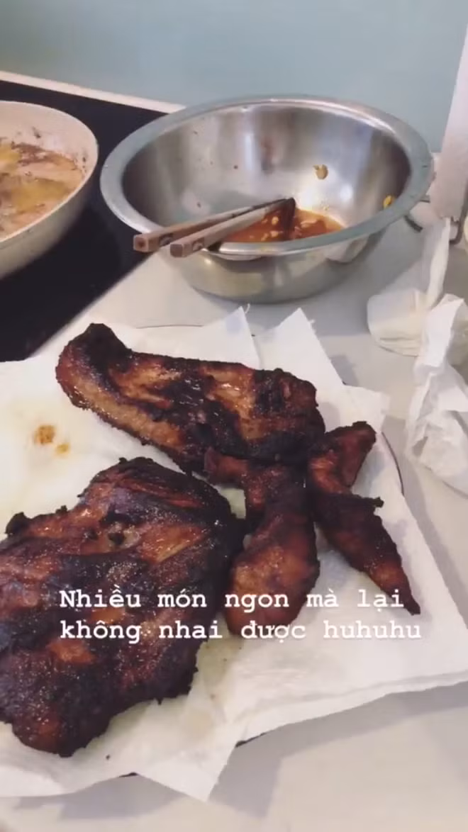 Salim có lẽ là người éo le nhất mùa lễ hội này khi cô nàng này vừa nhổ răng khôn vào ngày ngày 29/4. Thế nên, cô nàng liên tục đăng một loạt story đồ ăn kèm caption dở khóc dở cười vì bao nhiêu món ngon bày ra trước mắt mà không được đụng vào.