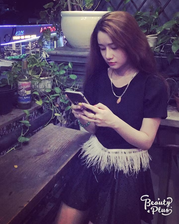 Điều khiến Huyền ưng ý nhất chính là sự thay đổi thái độ của anh người yêu sau khi nhìn thấy Huyền sửa sang diện mạo. Tuy nhiên, cô bạn này cũng cho anh chàng kia trở thành "quá khứ" của mình sau khi đẹp lên.