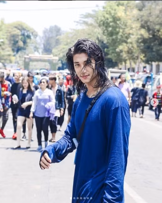 Paing Takhon là chàng MC, người mẫu, và là gương mặt đại diện cho nhiều thương hiệu lớn tại Thái Lan cũng như Myanmar.