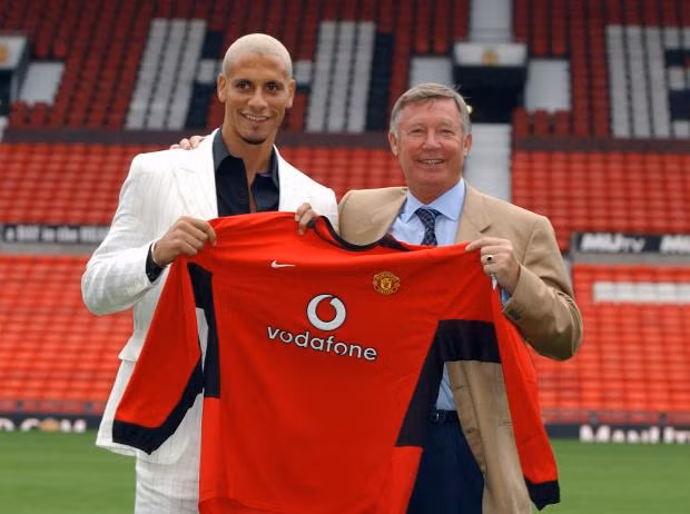 Hè năm 2002, Man United đã biến Rio Ferdinand trở thành trung vệ đất nhất thời bấy giờ khi quyết định bỏ ra 30 triệu bảng để đưa anh về sân Old Trafford.