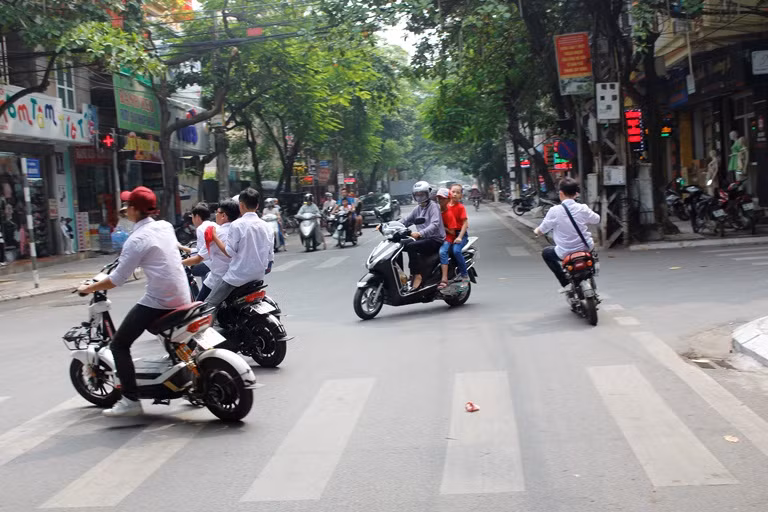 Chứng kiến những bức ảnh học sinh vi phạm luật giao thông, trên mạng xã hội, nhiều dân mạng đã bày tỏ sự ái ngại. Bên cạnh đó những câu chuyện "xấu xí" từ những cô cậu học trò cũng được họ kể ra.
