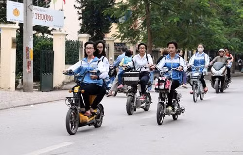 Vào những giờ tan trường như 12h trưa hay 5h chiều, việc bắt gặp những cô cậu học trò vô tư không đội mũ bảo hiểm trên các tuyến phố tại Hà Nội là vô cùng dễ.