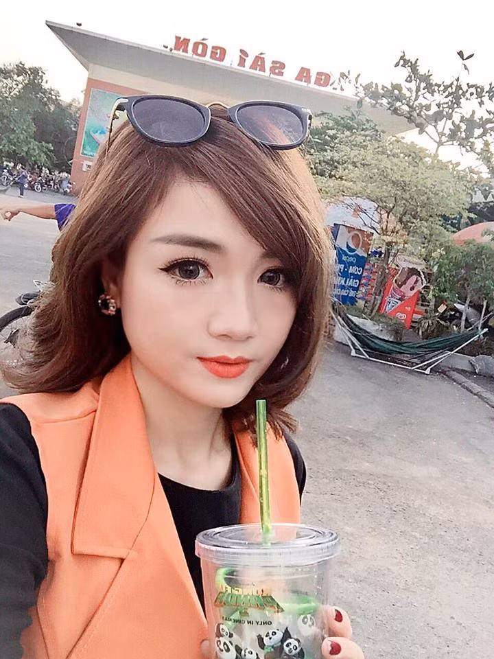 Mỹ Tiên còn được nhiều người biết đến với gương mặt xinh xắn, tính tình hòa đồng, thân thiện.