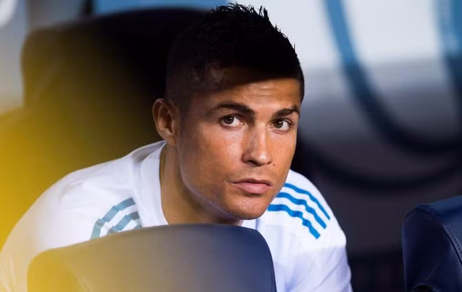 Ronaldo tính đường rời Bernabeu: Theo thông tin từ nhà báo Duncan Castles của Daily Record thì Cristiano Ronaldo đang tích cực tìm tìm đường rời khỏi Real Madrid. Siêu sao người Bồ sẽ tròn 33 tuổi vào tháng 2/2018 và hiện tại đôi bên đang thương thảo về hợp đồng mới, với lấn cấn liên quan đến chuyện trốn thuế. Ảnh: Daily Record