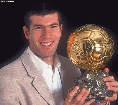 Năm 1998, Zidane đã có một mùa giải vô cùng thành công trong màu áo ĐT Pháp và CLB Juventus và cũng chính nhờ chiến tích đó, cầu thủ người Pháp được vinh danh tại danh hiệu Quả bóng vàng thế giới. Ít lâu sau, cầu thủ này đã gia nhập mái nhà Bernabeu của CLB Real Madrid. Ảnh: Francefootball.