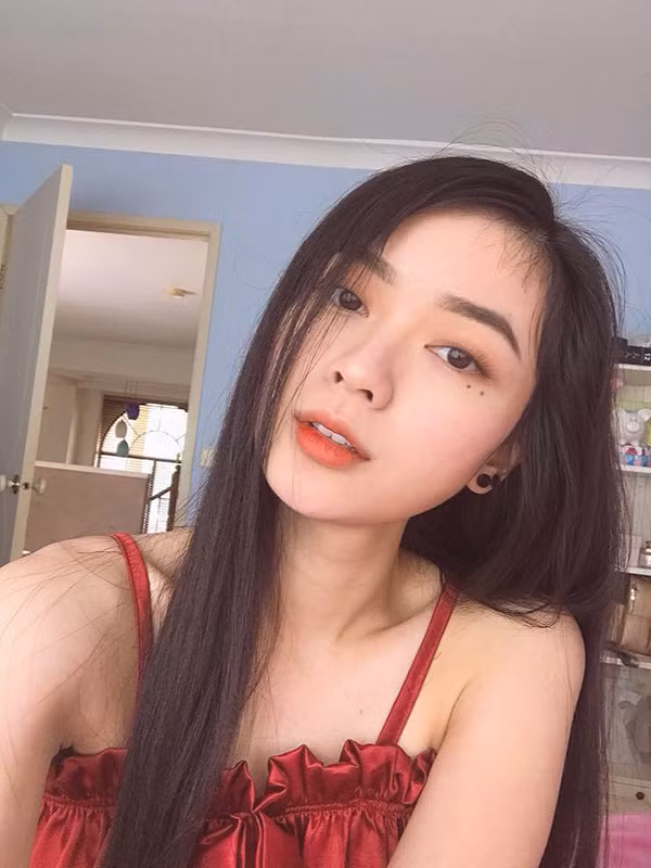 Mái tóc dài ngang lưng, khuôn mặt ưa nhìn và giọng rap rõ ràng, trôi chảy đã giúp Ái Thiên ghi điểm trong mắt nhiều người và trở thành một trong những clip được dân mạng chia sẻ vừa qua.