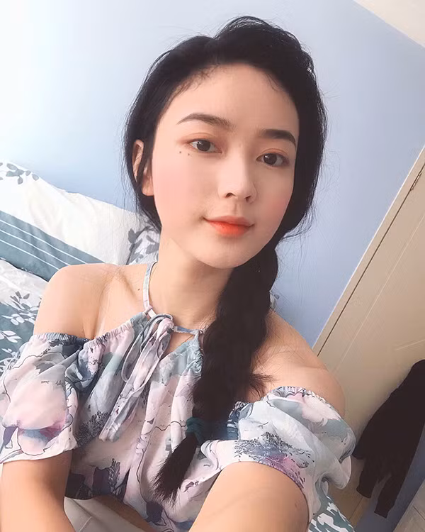 Tìm hiểu kĩ hơn về cô xinh đẹp có tên Ái Thiên, nhiều người bất ngờ khi "gia sản" của cô bạn này có tới 20 bản cover những ca khúc rap. Điều đáng nói là trong 20 sản phẩm đó, Ái Thiên không hề có chủ đích đầu tư, trau chuốt về hình ảnh hay âm thanh.