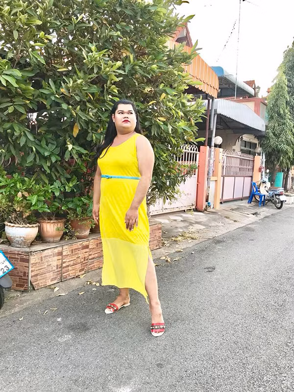 Sồ sề, đen đúa như Happy Polla vẫn tự tin "vận" lên mình những bộ đồ bánh bèo, lòe loẹt khiến nhiều người thán phục. Ảnh trong bài: Happy Polla Official.