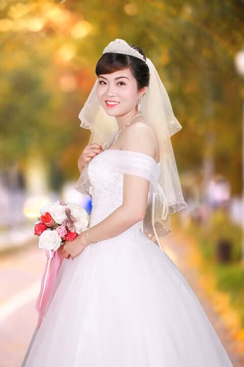 Chính cô ấy là người khuyên tôi không nên làm đám cưới rình rang, mặc dù tôi biết sẽ thiệt thòi cho cô ấy vì đây là lần đầu cô ấy mặc váy cô dâu. Cô ấy sợ thiên hạ dị nghị tôi. Nhưng chúng tôi yêu nhau và làm đám cưới đàng hoàng chứ cũng không cặp kè gì cả. Chúng tôi chân thành đến với nhau và tôi hy vọng mọi người sẽ chúc phúc cho chúng tôi", Chiến Thắng bộc bạch.