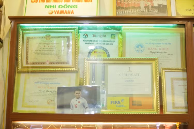 Rất nhiều bằng khen, giấy khen của Quang Hải được bố mẹ cầu thủ đội tuyển Việt Nam này xếp chồng lên nhau trong khung tủ kính.