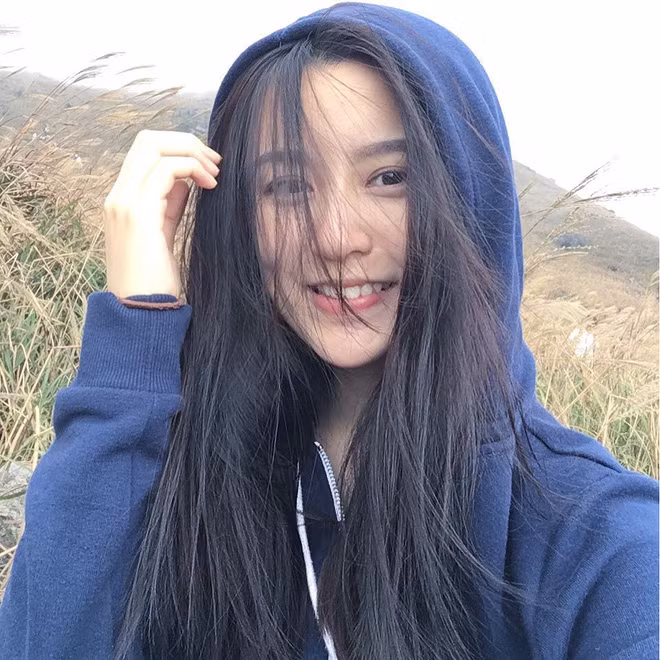 Một cô gái xinh đẹp bao giờ dễ gây ấn tượng với người đối diện, nhất là trong trường hợp cô gái ấy sở hữu một nụ cười dễ thương hoặc có một chiều cao nổi bật. Tuy nhiên, chỉ bằng bức ảnh mộc mạc, giản dị, không chút son phấn, cô gái Hong Kong này đã gây bão mạng và thể hiện được sự khác biệt của mình.