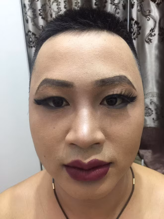 Bên cạnh đó, nhiều người cũng lo sợ rằng mình sẽ trở thành "vật thí nghiệm" cho các cô bạn gái hay người yêu thực hành trang điểm và sau đó sẽ bị "bêu riếu" trên mạng xã hội.