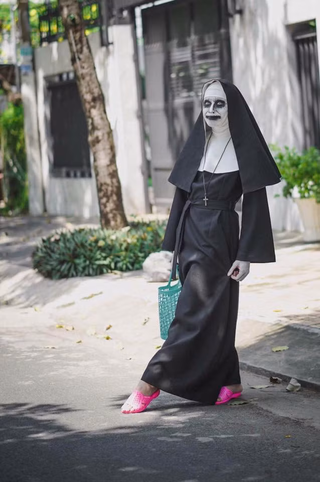 Nhón chân điệu đà nhân vật Valak sà qua đường bộ.