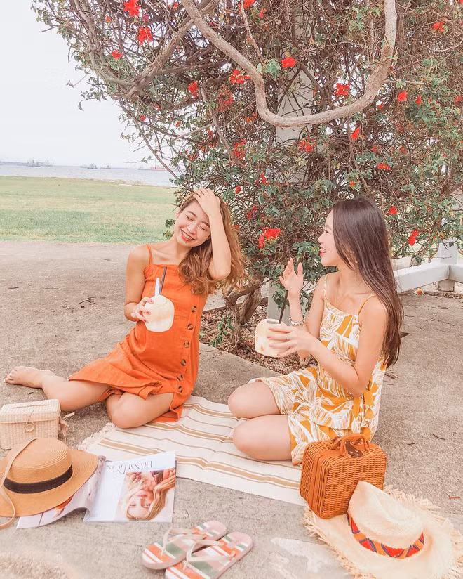 Trong những tấm hình chụp chung, Cloe Mak và Eileen Mak thường "làm khó" người xem vì không biết nên ngắm cô chị hay nhìn cô em.