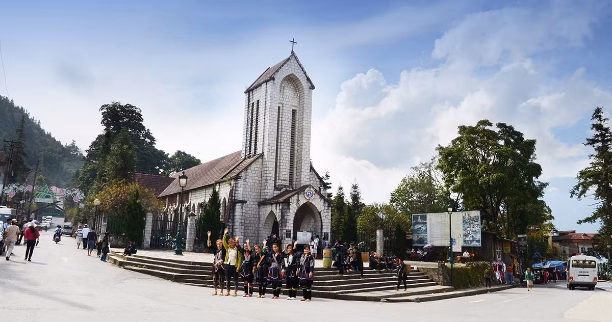 Sa Pa là địa điểm du lịch vô cùng nổi tiếng tại phía Bắc. Đây là nơi duy nhất xuất hiện hiện tượng mưa tuyết khi nhiệt độ vào mùa đông hạ xuống mức 0 độ.