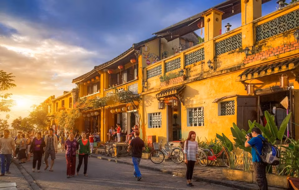 Hội An sở hữu vẻ đẹp vô cùng giản dị và nên thơ. Mỗi khi màn đêm buông xuống, phố cổ Hội An lại phủ lên mình gam màu cực rực rỡ nhưng vẫn giữ được vẻ cổ kính.