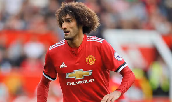 Mourinho thưởng đậm trò cưng: Theo thông tin chuyển nhượng bóng đá mới nhất từ tờ Manchester Everning News, Fellaini hiện vẫn chưa đồng ý ký hợp đồng mới với Quỷ đỏ, dù giao kèo hiện tại đến cuối mùa giải này là kết thúc. Điều đó đồng nghĩa, ngay từ đầu năm 2018, tiền vệ người Bỉ có thể tự do đàm phán với đội bóng khác. Mourinho vốn luôn đứng ra bênh vực và bảo vệ Fellaini nên đã dùng tư cách cá nhân yêu cầu BLĐ M.U cần nhanh chóng dàn xếp ổn thỏa chuyện hợp đồng cho cậu học trò trước giai đoạn Giáng sinh. Ảnh: Manchester Everning News