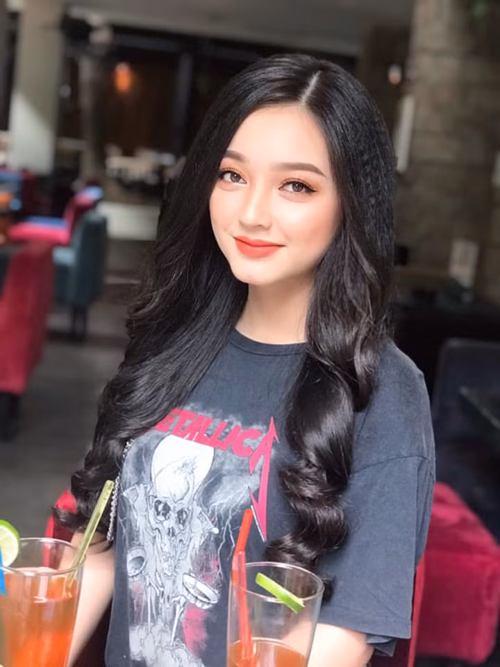 Dân mạng đã soi tới mũi, đôi môi hay thậm chí là vòng một và kết luận chắc chắn thiên thần áo dài này từng đụng chạm dao kéo. Không chỉ vậy những lời bình luận cực kỳ kém duyên như "ngành quá" (từ dân mạng hay dùng để ám chỉ những cô gái làng chơi), "giá bao nhiêu" cũng được viết ngay dưới các bức hình đẹp đẽ.