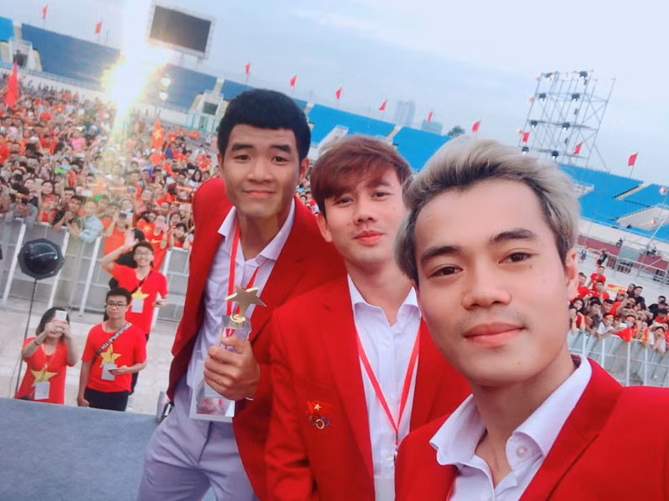 Văn Toàn, Minh Vương và "vựa muối" Đức Chinh check-in tại buổi gala vinh danh đoàn TTVN tại Asiad được tổ chức ở SVĐ QG Mỹ Đình chiều ngày 2/9.