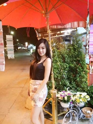 Cư dân mạng còn bất ngờ hơn khi biết sự thật rằng cô gái xinh đẹp này không phải là một nhân viên hay một cô chủ bán quán phở mà thực chất cô ấy là một người mẫu.