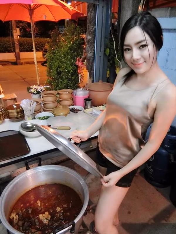 Danh tính của mỹ nhân quán Phở Thái ngay lập tức được xác định đó là Rot Jib (tên thật là Jin Kanya), sống tại thành phố Chiang Rai, Thái Lan.