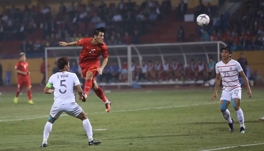 Trên hàng công, đội tuyển U23 Việt Nam có 2 cái tên có thể xử lý bóng bằng đầu, chiếm lĩnh khoảng không và dứt điểm khá tốt là Tiến Linh và Đức Chinh.