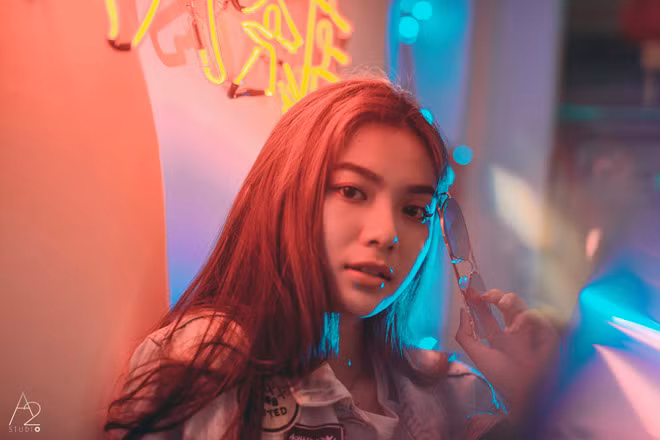 Phương Trinh gây ấn tượng ban đầu cho người ngoài bằng vẻ ngoài đầy thu hút với phong cách vintage, thêm vào đó là giọng nói vô cùng ngọt ngào và sự đa tài.