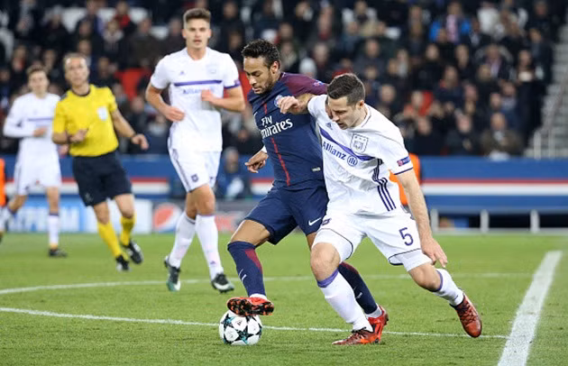 Real Madrid phải mất nửa tỷ euro để có Neymar: Tờ Marca loan tin Real Madrid sẽ bạo chi 200 triệu euro để đưa về sân Bernabeu một siêu sao trong năm tới. Neymar nằm trong số những mục tiêu của đội bóng Hoàng gia. Nhưng với 200 triệu euro thật sự không đủ giúp "Kền kền trắng" mơ về tiền đạo từng chơi cho Santos và Barca. Ảnh: Marca