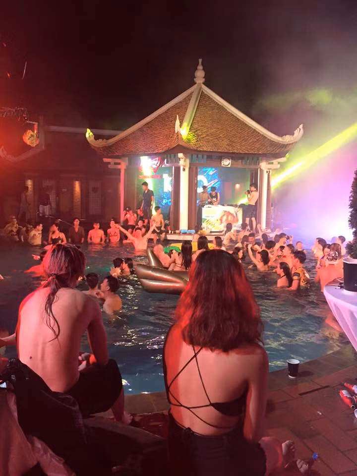 Cũng chính tiệc bể bơi này đã trở thành tâm điểm bàn tán và bình luận sôi nổi trên mạng. Người cho đây là hoạt động bổ ích, người thì lại cho là không hợp với thuần phong mỹ tục.