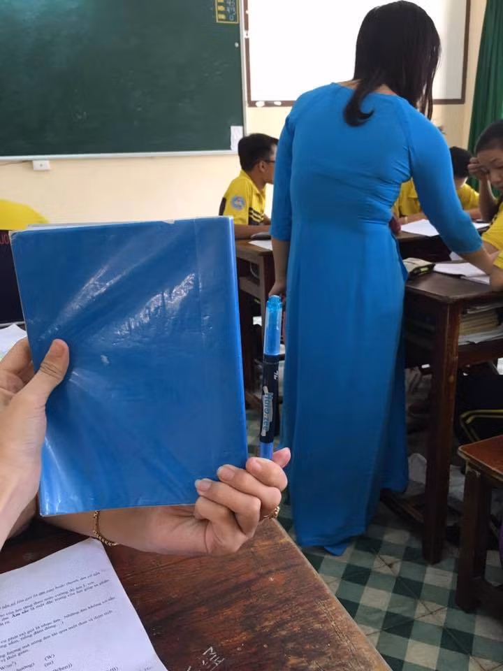 Áo dài xanh của chính giáo viên là niềm cảm hứng khoe trào lưu mix đồ của "lũ học sinh" quỷ sứ.