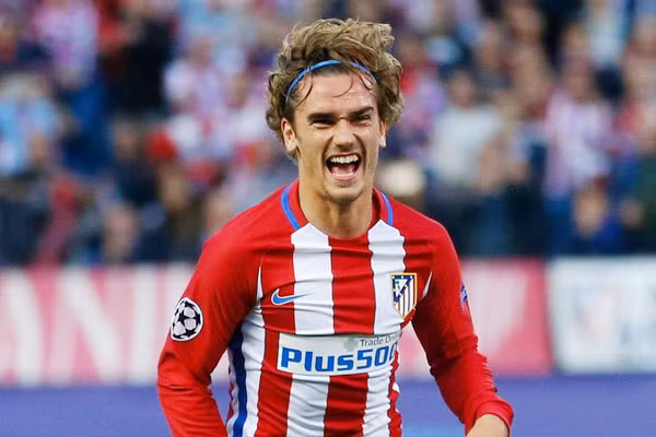 M.U vẫn nuôi hy vọng mua Griezmann: Theo thông tin c huyển nhượng bóng đá mới nhất trên trang Foot Mercato, cây bút Ivan Vargas tiết lộ Antoine Griezmann chỉ tạm thời ở lại sân Vicente Calderon nhằm giúp Atletico Madrid vượt qua khó khăn nhân sự do án cấm chuyển nhượng. Cả hai bên thống nhất, chân sút người Pháp sẽ được thoải mái ra đi vào kỳ chuyển nhượng mùa hè sang năm. Griezmann tưởng như đã trở thành người của Manchester United trong hè này sau khi bày tỏ mong muốn được khoác áo Quỷ đỏ. Ảnh: Foot Mercato
