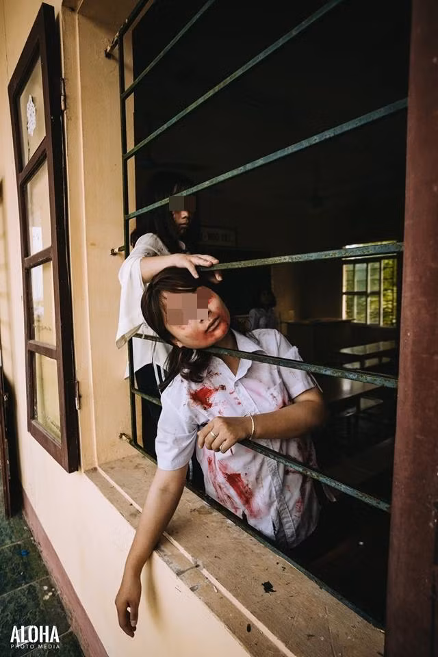 Theo đó, các bạn trẻ của lớp chuyên Sinh đã hóa thân thành hình tượng zombie máu me, rùng rợn để làm nên bộ ảnh kỉ yếu của mình.