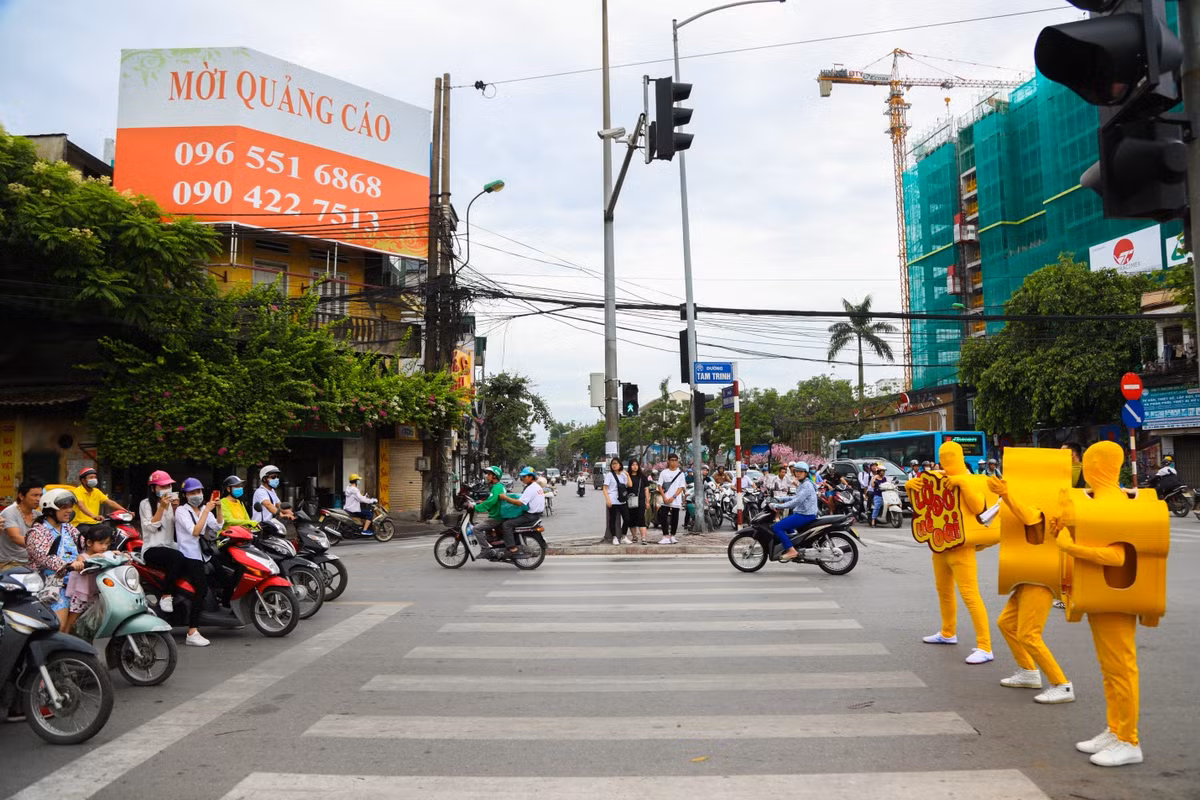 Thời gian qua, rất nhiều hình thức quảng cáo đã được các thương hiệu sản phẩm nghĩ để thu hút sự chú ý của nhiều người. Mới đây, người dân Hà Nội đã chứng kiến kiểu quảng cáo bất chấp khi những "sinh vật" ăn mặc kì lạ lao ra giữa đường tranh thủ những lúc các phương tiện dừng đèn đỏ.
